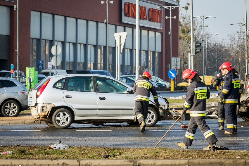Groźny wypadek w pobliżu Focusa na Ogińskiego w Bydgoszczy [zdjęcia]