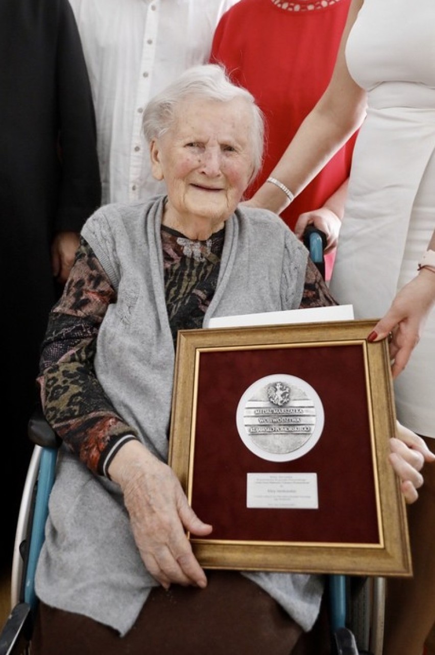 Klara Mańkowska z powiatu aleksandrowskiego skończyła 100 lat. Odebrała medal marszałka [zdjęcia]