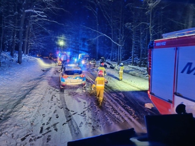 Groźny wypadek koło Bolkowa. Rannych zostało pięć osób. Dzisiaj, 3 grudnia na drogach nadal panują fatalne warunki