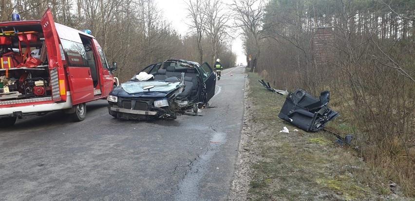 Szumleś Szlachecki. Audi uderzyło w drzewo i dachowało. Kierowca trafił do szpitala