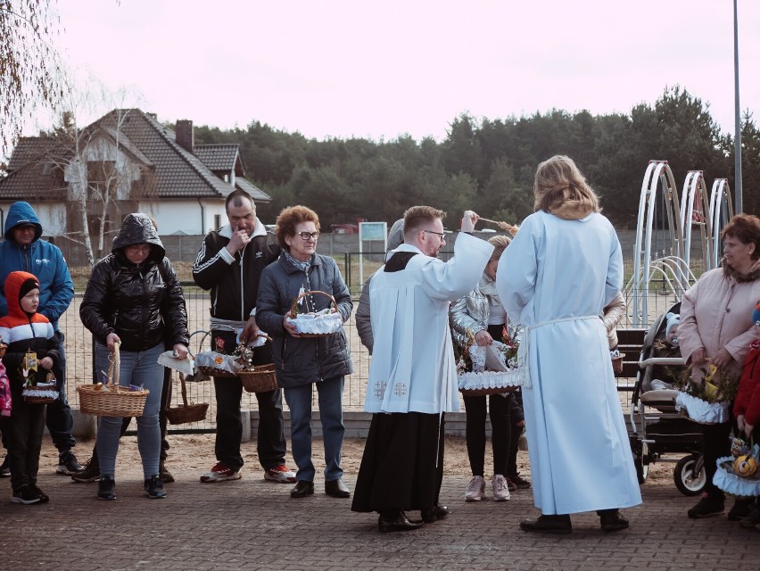 Święcenie potraw w Wielką Sobotę w Skokach. Kapłani święcili jedzenie nie tylko w kościele ale również na terenie miasta