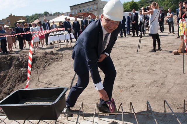 O 10 rano rozpoczęła się uroczystość podpisania aktu erekcyjnego nowego biurowca, który powstanie przy Placu Kościeleckich w Bydgoszczy. 


Pogoda na dzień (08.06.2016) | KUJAWSKO-POMORSKIE
TVN Meteo Active

