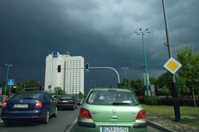 Do Wielkopolski zbliżają się silne burze, w związku z tym IMGW wydało kolejne ostrzeżenie z tym związane.