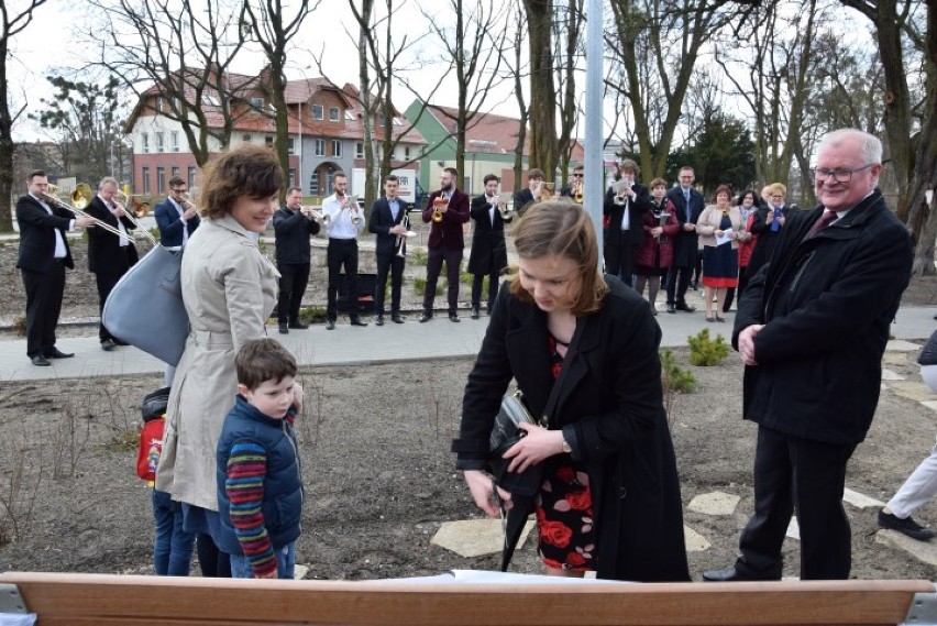 Pruszcz Gd.: Ławeczki prof. Szymona Pawłowskiego i dyrektor Marii Dowgiert stanęły w Parku z Gruszą [ZDJĘCIA, WIDEO]