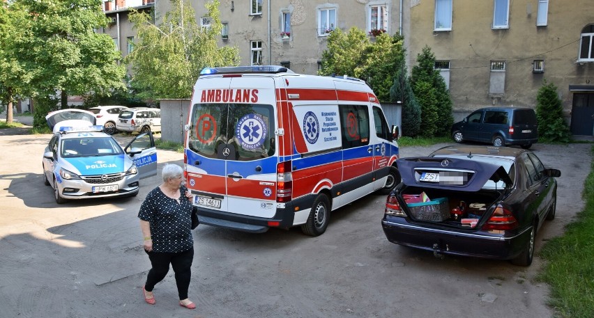 Ul. Reja. Kierowca jadący busem marki citroen jumper uderzył w tył stojącego mercedesa. W środku siedziała pasażerka 