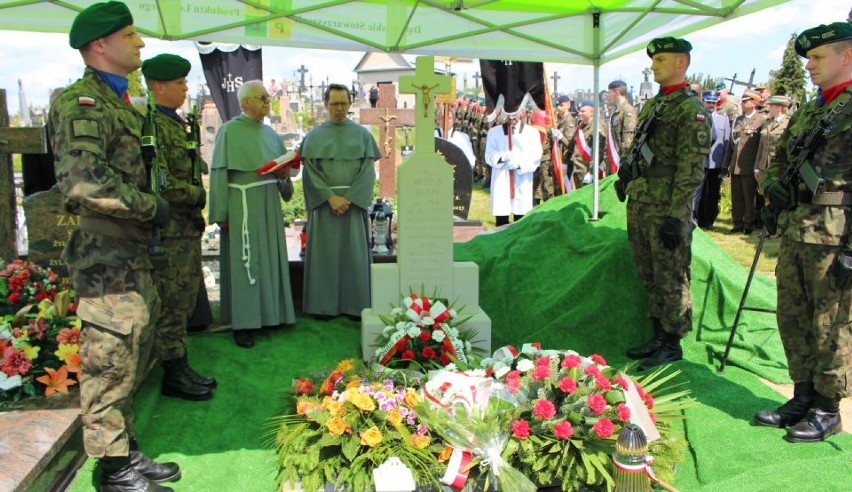 Szczątki żołnierza AK Witolda Sulika ps."Pług" spoczęły na cmentarzu w Dąbrowie. Po 76 latach od zamordowania go przez komunistów