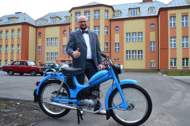 Dyrektor II Liceum imienia Adama Mickiewicza w Skarżysku - Kamiennej Paweł Buryło prezentuje popularny w czasach PRL motorower "Komar".