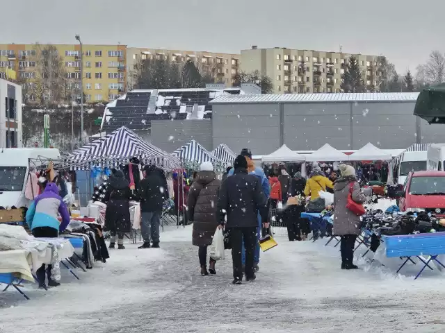 Na targ w Staszowie wybrało się w poniedziałek sporo osób. Zobaczcie zdjęcia >>>