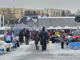 Śnieżne targowisko w Staszowie w poniedziałek, 15 stycznia. Pogoda nie odstraszyła kupujących. Tak wyglądał handel. Zobacz zdjęcia