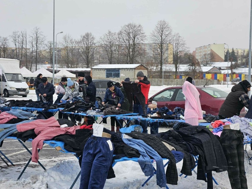 Śnieżne targowisko w Staszowie w poniedziałek, 15 stycznia. Pogoda nie odstraszyła kupujących. Tak wyglądał handel. Zobacz zdjęcia