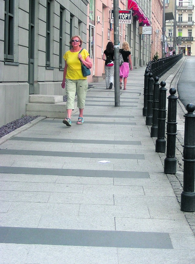 Niewiele osób rozpoznaje w dwukolorowym chodniku przy ul. Tamka klawiaturę fortepianu