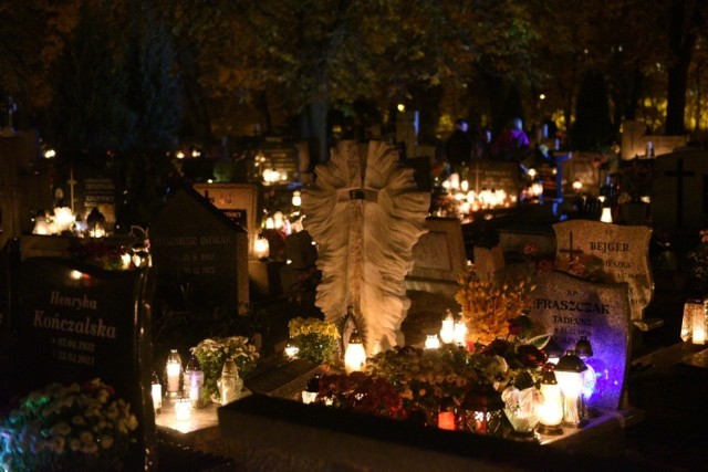 W dniu 1 listopada, torunianie wyruszyli na cmentarze, by odwiedzić groby swoich bliskich. Zobaczcie, jak prezentował się cmentarz św. Jerzego wieczorną porą. Oto zdjęcia!

Zobacz także: Wszystkich Świętych w Toruniu. Zobacz pierwsze zdjęcia z cmentarzy