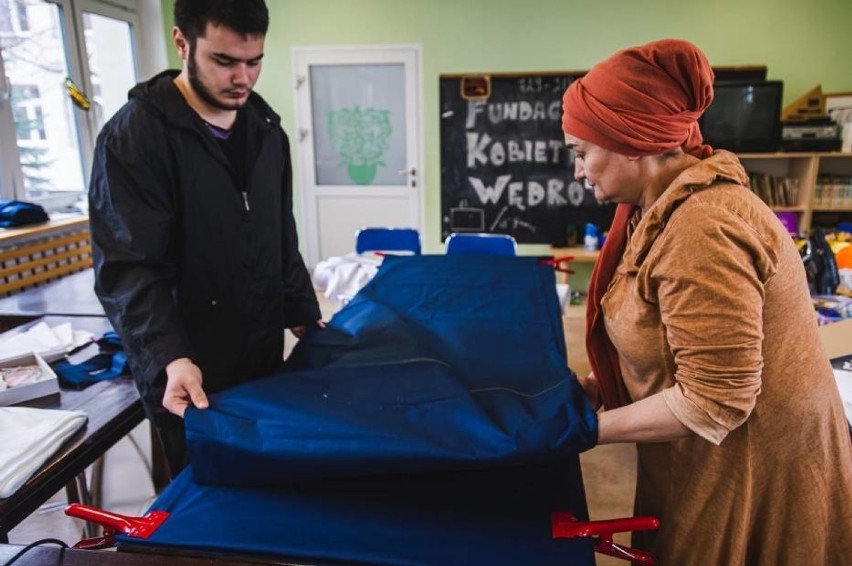 Fundacja Kobiety Wędrowne z Gdańska. Uchodźczynie z Czeczenii szyją maseczki dla aptek i szpitali