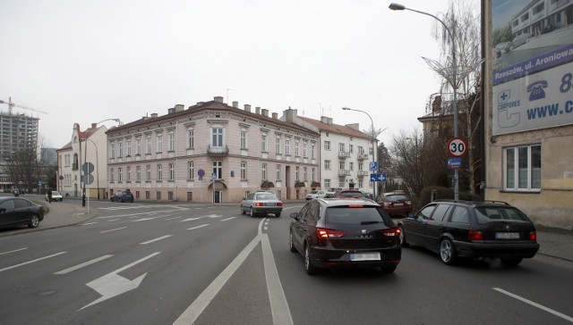 Zakaz skrętu w lewo, w tym miejscu pozwoliłby na zmniejszenie korków na placu Śreniawitów