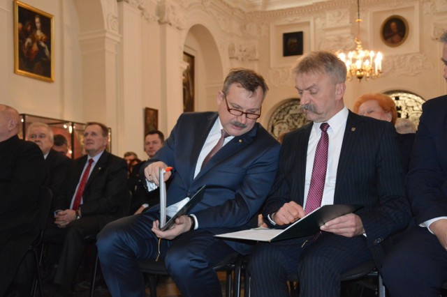 Wysokie zarobki starosty Krzysztofa Figata (z lewej) i burmistrza Krzysztofa Kalińskiego przez lata były wytykane przez wyborców