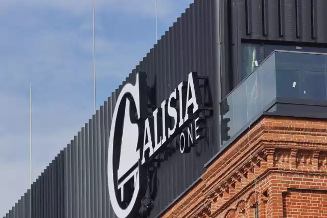 Calisia One. Logo dawnej fabryki fortepianów i pianin w Kaliszu ponownie zawisło na budynku
