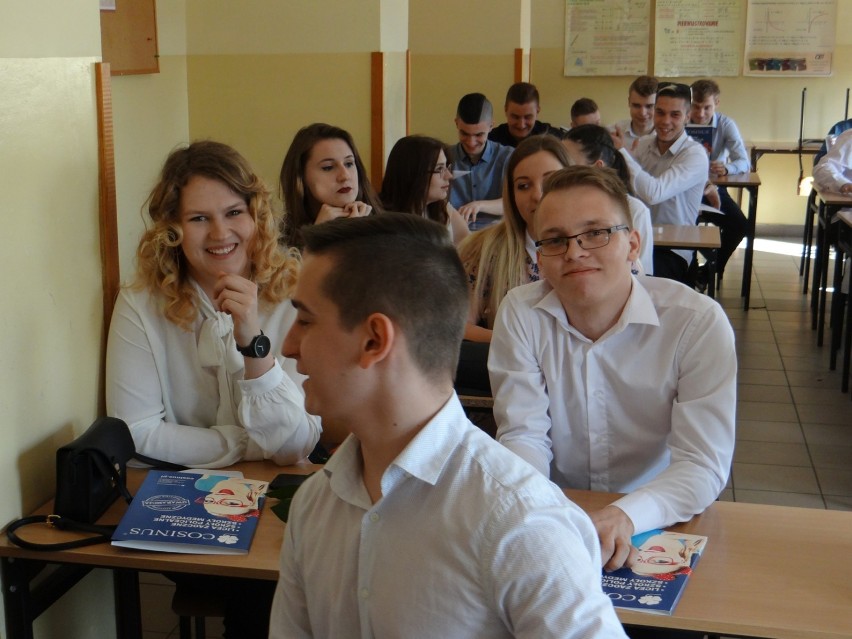 Radomsko: maturzyści z Zespołu Szkół Ekonomicznych otrzymali świadectwa i zakończyli rok szkolny [ZDJĘCIA, FILM]