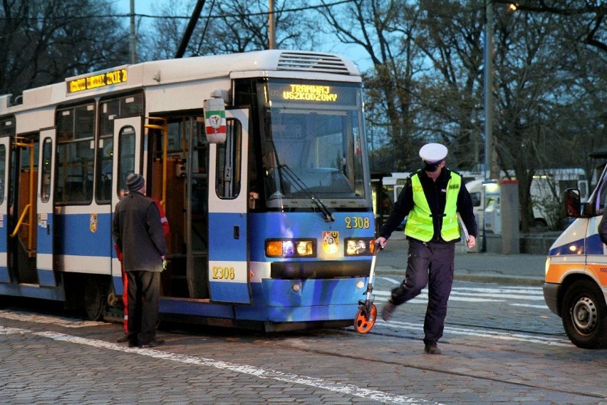 Wrocław: 80-letnia kobieta potrącona przez tramwaj (ZDJĘCIA)