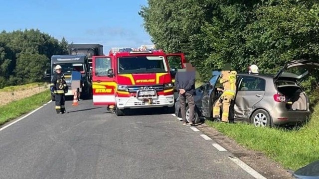 Zderzenie dwóch samochodów osobowych z autobusem metropolitalnym MPK