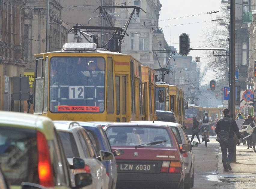 Największy problem mają tramwaje, które na ul. Narutowicza...