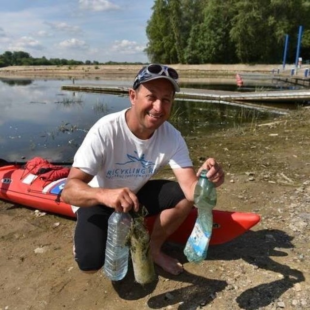 Dominik Dobrowolski apeluje, żeby nie witać wiosny wrzucaniem marzanny i innych śmieci do wody. – Zamiast tego wrzucam siebie i kajak – mówi ekolog.