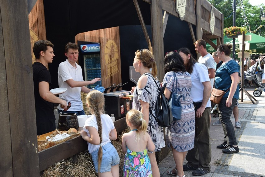 Urodziny Żubra 2019. Masa atrakcji i tłumy świętujących białostoczan. Zobacz, co działo się pod teatrem (zdjęcia)