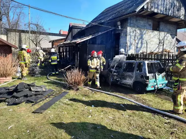 Pożar garażu drewnianego wybuchł w czwartek, o godz. 12:33 w Przyborowie. Na miejsce przyjechało siedem jednostek strażackich