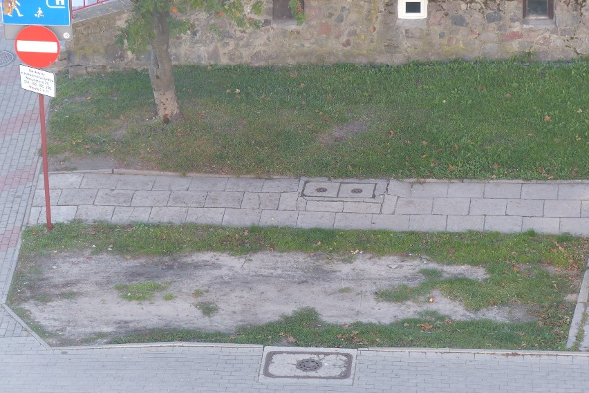 Tak wyglada tez skrawek trawnika przez ciagle  parkowanie...