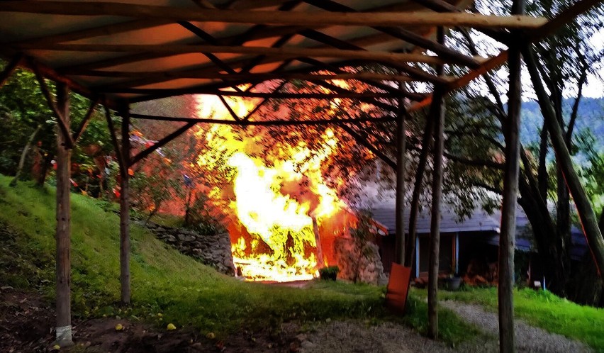 Groźny pożar pod Przehybą. Z ogniem walczyło 10 jednostek strażackich. Spłonął Sopatowiec, znany wśród turystów dom