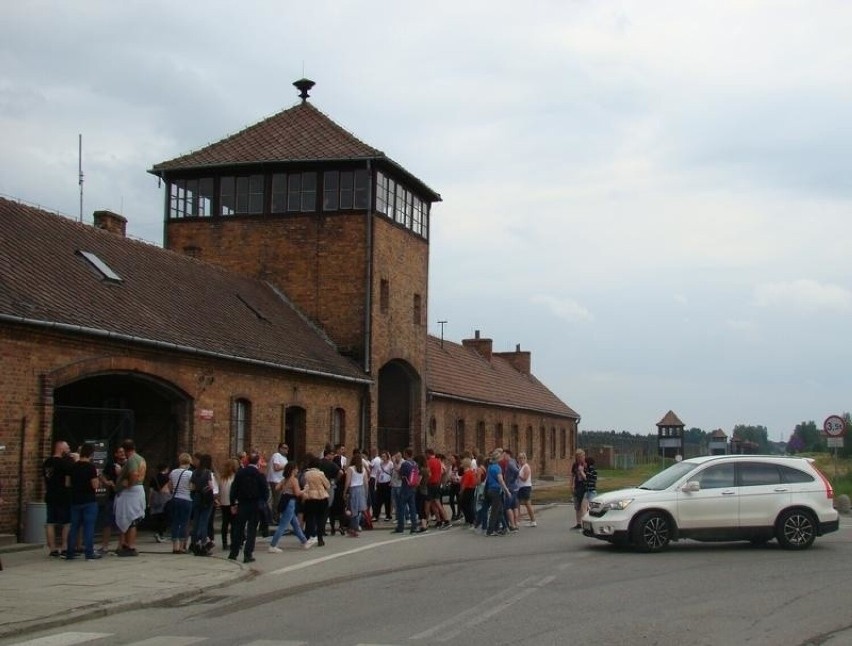 Szokujące zachowanie turystki na tle Bramy Śmierci w KL Auschwitz. Muzeum apeluje! Zobacz ZDJĘCIA
