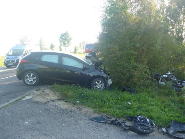 Motocyklista zginął na miejscu. Ranna kobieta, która kierowała autem, trafiła do szpitala.