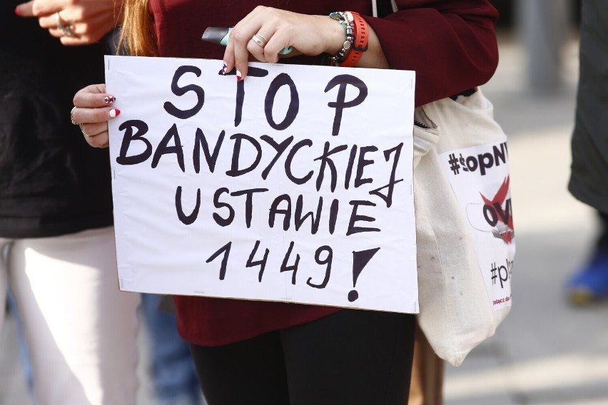 Manifestacja "Dzieci do szkół" przeciwko lockdownowi, ustawie 1449 oraz nauczaniu zdalnemu, w przyszłym tygodniu w Warszawie