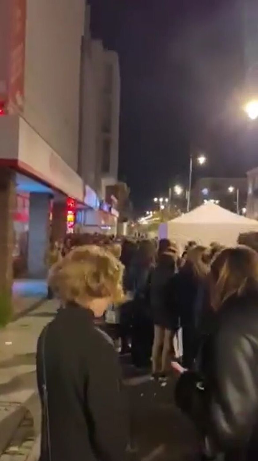 Ogromne kontrowersje po imprezie dla uczniów w klubie UltraViolet w Kielcach. Młodzież godzinami czekała na wpuszczenie do lokalu. Dlaczego?