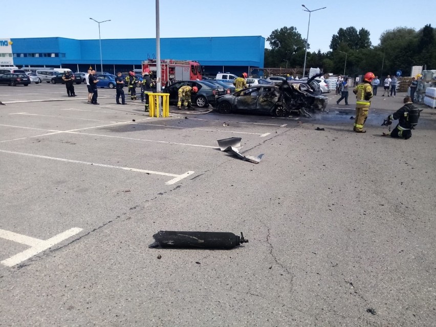 Pożar samochodów przy markecie budowlanym w Gdańsku Osowej w...