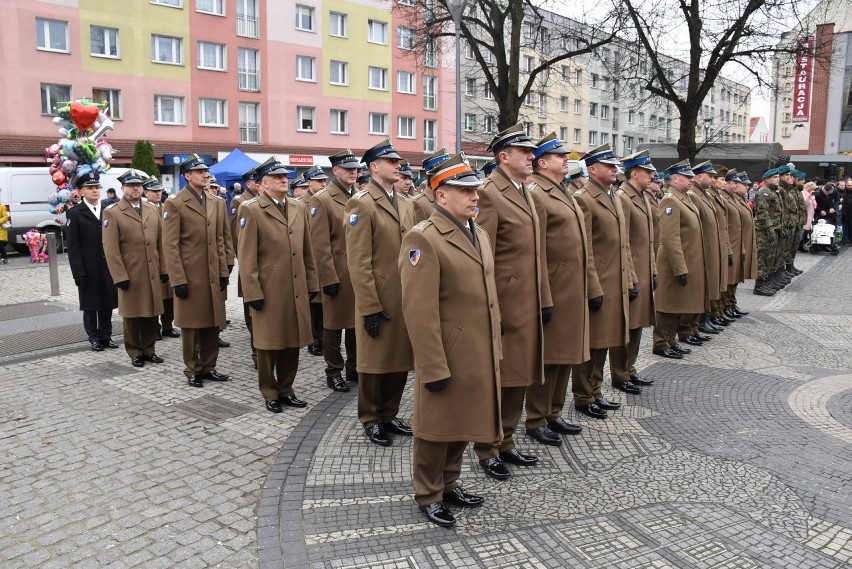 103. rocznica odzyskania niepodległości. Wielu mieszkańców Stargardu wzięło udział w obchodach na Rynku Staromiejskim. ZDJĘCIA