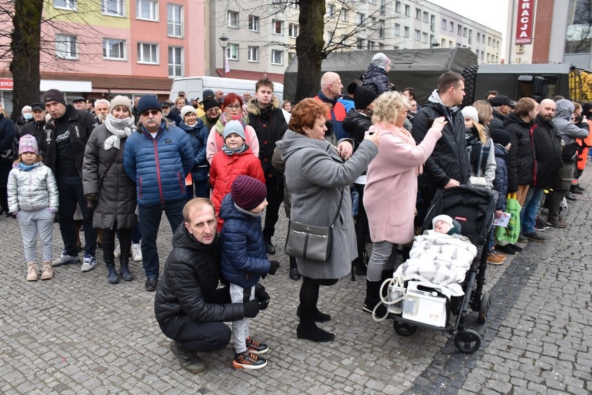 103. rocznica odzyskania niepodległości. Wielu mieszkańców Stargardu wzięło udział w obchodach na Rynku Staromiejskim. ZDJĘCIA