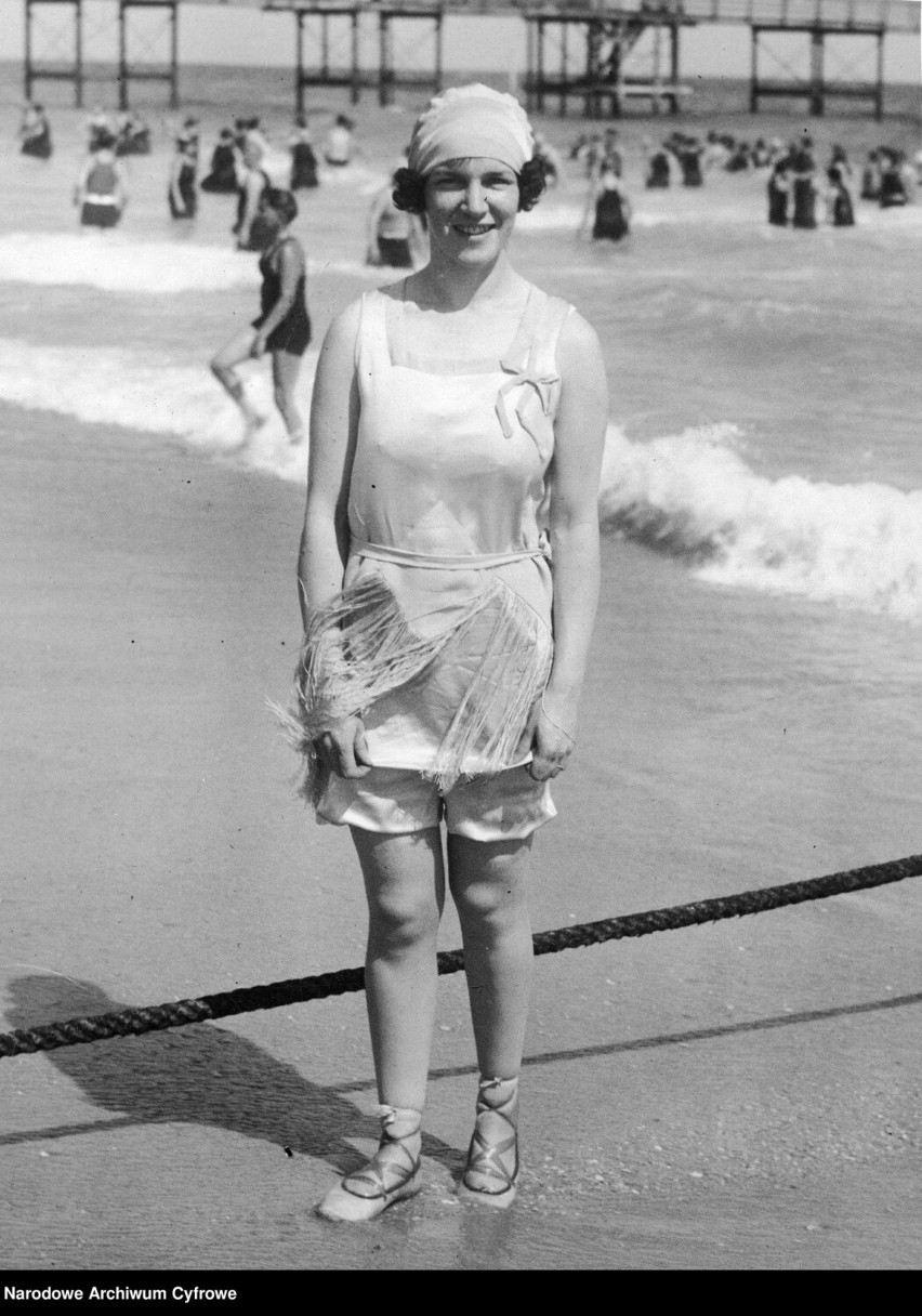 Kobieta na plaży w modnym stroju kąpielowym. Moda amerykańska