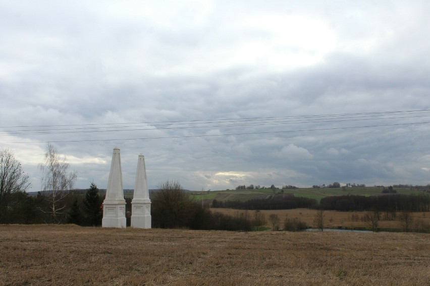 Obeliski bramne w Wożuczynie
