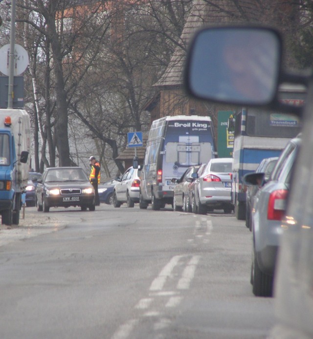 Gdyby nie ręczne kierowanie ruchem u zbiegu Tuchowskiej i Konarskiego, korki byłyby dłuższe