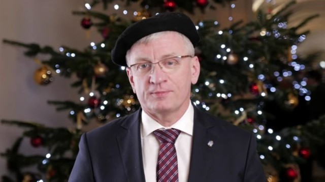 Przedmiotem aukcji był beret prezydenta, który pomógł Jackowi Jaśkowiakowi wygrać wybory w 2014 roku.