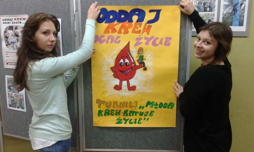 Uczniowie ZSP 1 w Radomsku promują akcję "Młoda Krew Ratuje Życie"