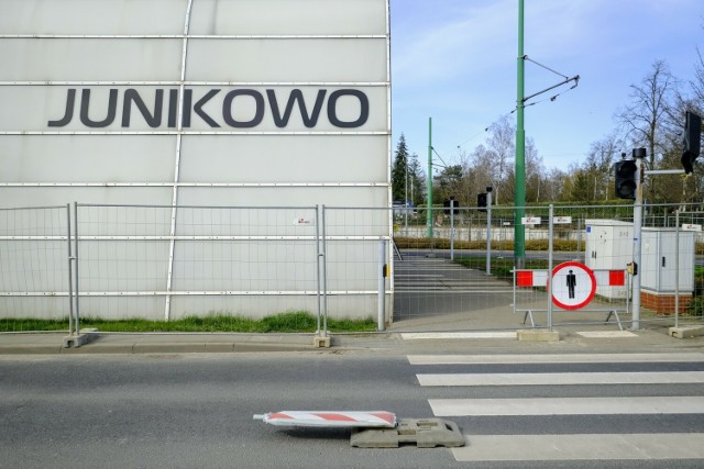 Zadaszenie zostało wybudowane nieco ponad 10 lat temu. Tymczasem wymaga ono gruntownego remontu. ZTM tłumaczy, że technologia konstrukcji poszycia okazała się być wadliwa.