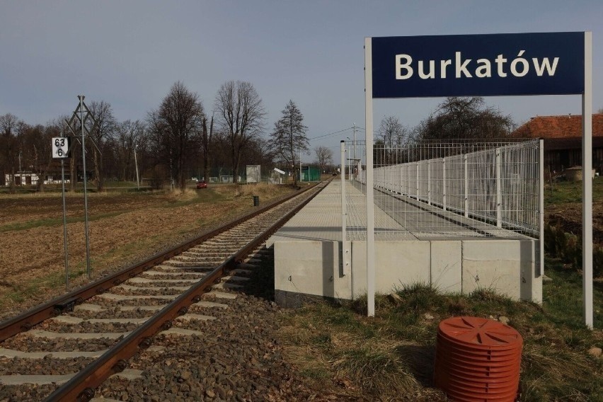Przystanek kolejowy w Burkatowie został wybudowany na trasie...
