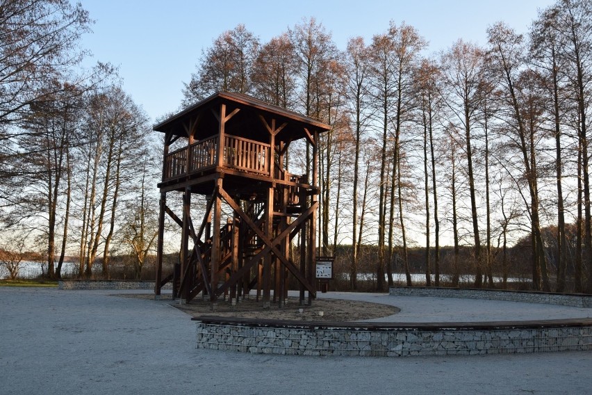 Cypel Jodłowski nad jeziorem Tarnowskim. Jodłów to wieść w...