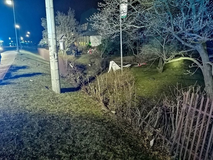 Nawojowa. Wypadek przy ul. Lipowej. Samochód wypadł z drogi, trzy osoby zostały poszkodowane [ZDJĘCIA]