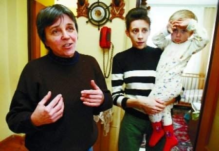 Krystyna Rusakiewicz (z lewej) i Agnieszka Gębarowska z dwuletnim synem Mateuszem, są oburzone, że radni mogą być wynagradzani za nieobecności. FOT.MARCIN OLIVA SOTO