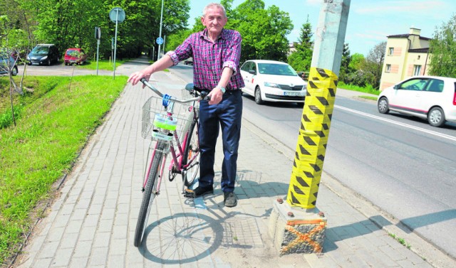 Stanisław Jachymczak przy jednym ze słupów na ul. Kwiatkowskiego, który czeka właśnie na usunięcie