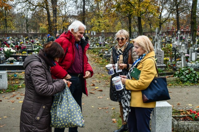 Już po raz 26 Towarzystwo Miłośników Miasta Bydgoszczy zorganizowało kwestę na rzecz ratowania najstarszej bydgoskiej nekropolii - cmentarza Starofarnego przy ul. Grunwaldzkiej. To nie tylko zwyczajna zbiórka - trwa też zbieranie środków wirtualne.