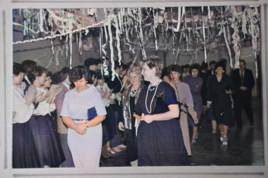 Tak wyglądały studniówki w PRL-u. Królowały czarne spódnice, tańce na sali gimnastycznej... i cola! Zobacz stare ZDJĘCIA w kolorze