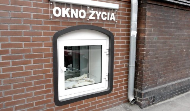 Gdy okno życia zostanie otwarte, uruchamia się alarm. Siostry błyskawicznie zjawiają się na miejscu